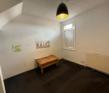Two bedrooms first floor flat high road ilford- 1700 pcm - Photo 5
