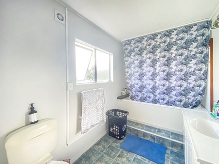 ELLERSLIE - 3 Bedroom House in a good location - Photo 3