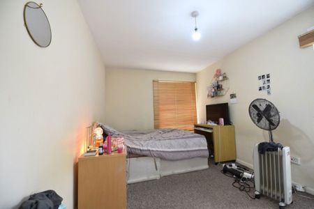 2 bedroom Flat in Grosvenor Park Gardens, Leeds - Photo 5