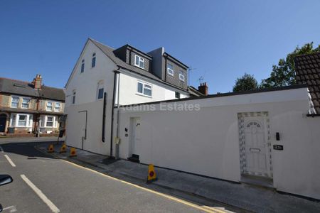 3 bedroom flat to rent - Photo 3