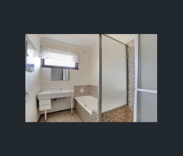 COMFORTABLE FAMILY HOME IN MOUNT WAVERLEY - Photo 4