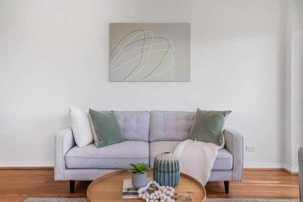 Light Filled West Perth Apartment with Dual Balconies & Prime Location - Photo 1
