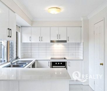 BEAUTIFUL 3 BEDROOM TOWNHOUSE - WATER INCLUDED - Photo 3