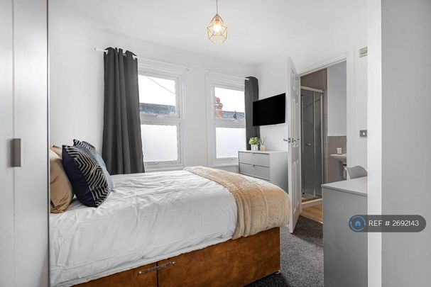 1 bedroom in a house share to rent - Photo 1