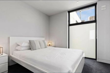 IMPRESSIVE INDUSTRIAL APARTMENT DIRECTLY OPPOSITE ALBERT PARK LAKE! + Furnished - Photo 2