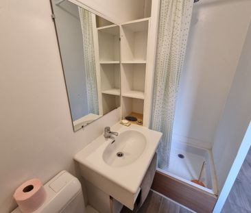 chambre meublée avec coin cuisine, douche et wc. - Photo 3