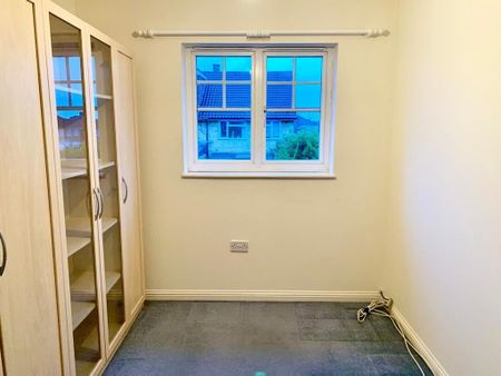 2 Bed Terraced House, Garrison Close, TW4 - Photo 3