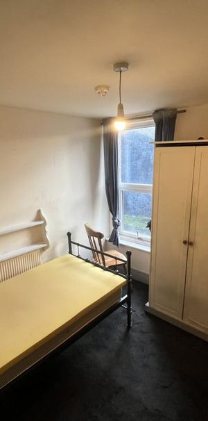 1 bedroom in a house share to rent - Photo 1