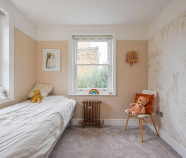 4 bedroom end of terrace house to rent - Photo 5