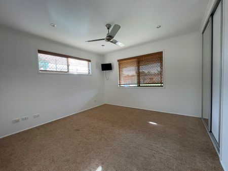 Smell the Sea Air - Neat 3 Bedroom Home - Photo 5