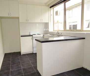 Bright and Spacious Two Bedroom Apartment - Photo 4