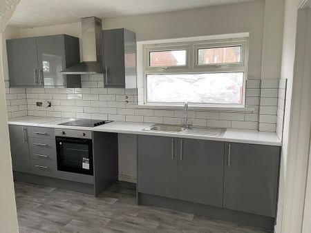 3 Bedroom Semi-Detached House - Photo 5