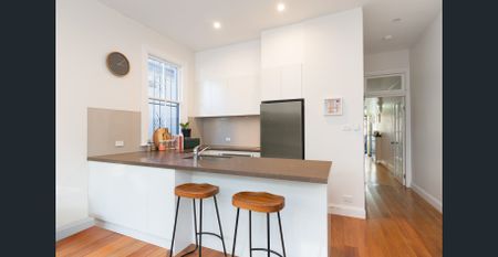 Stylish renovated residence of character, charm and convenience - Photo 3