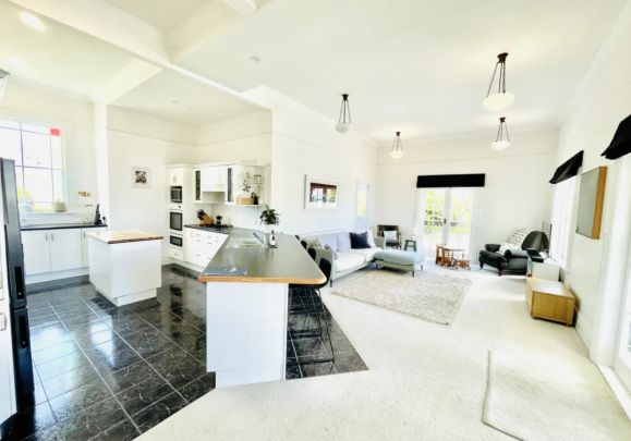 A spacious, fully furnished family home - Photo 1