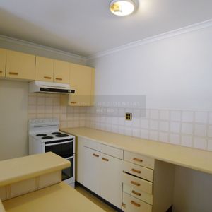 New Paint, New Carpet, Bright & Sunny 2 Bedroom Apartment - Windsor Plaza - Photo 2