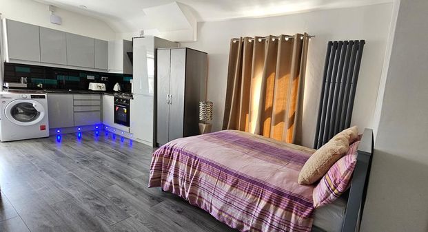 Studio to rent - Photo 1