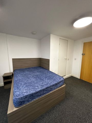 Room in a Shared Flat, Grafton Street, M13 - Photo 3