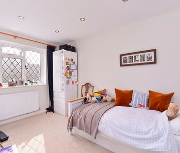 Foxdene, Godalming - 4 bedrooms Property for lettings - Seymours - Photo 2