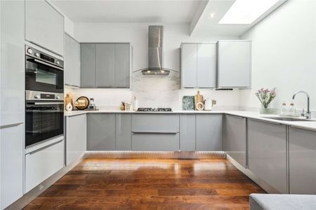 This beautifully designed, spacious two-bedroom period conversion offers over 1,000 sq. ft. of elegant living space on the ground floor of a charming property. - Photo 2