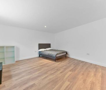 End of terrace house to rent - Photo 3