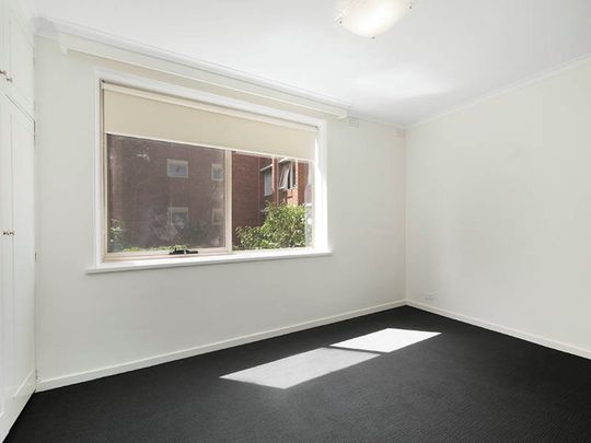 Two Bedroom One Block From Beach! - Photo 1