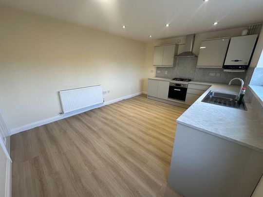 3 bedroom end of terrace house to rent - Photo 1