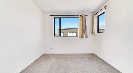 Ideal Family Rental Home in Takanini! - Photo 2