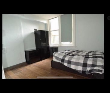 Room in a Shared Flat, High Road, N12 - Photo 1