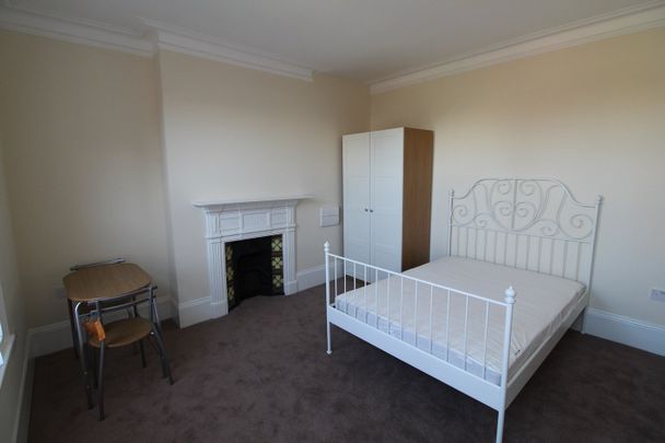 Room in a Shared House, Wavertree Road, SW2 - Photo 1