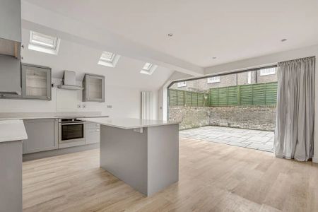 2 bedroom flat in London - Photo 4