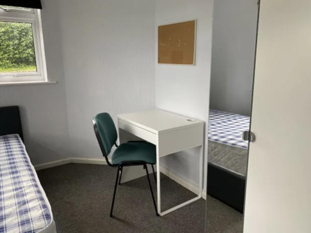 4 bedroom semi-detached house to rent - Photo 4