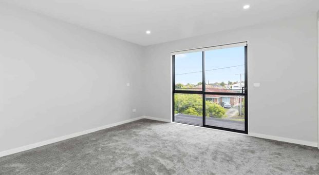 Spacious 5-Bedroom Home in New Lynn - Photo 1