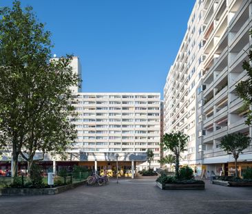 Wohnen mit Aussicht: Renovierungsbedürftige Wohnung im 18.OG mit Ba... - Photo 2