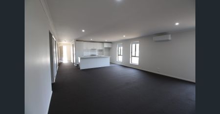 Modern 4 Bedroom Home - Photo 5