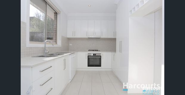 Spacious Stunning Townhouse! - Photo 1