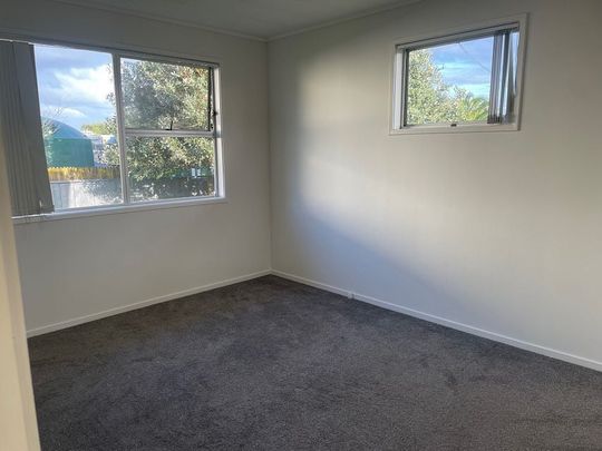 5 bedroom home in Mangere - Photo 1