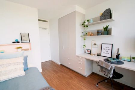 Cool single ensuite bedroom in a 3-bedroom flat, in a residence near University of Melbourne - Photo 5