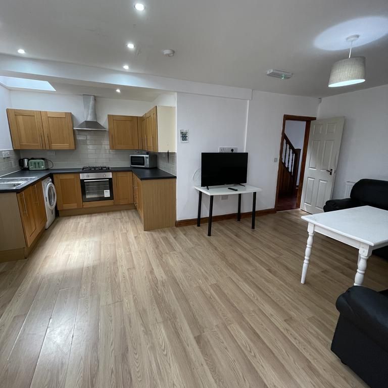 6 bedroom detached house to rent - Photo 1