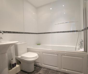 2 bedroom Flat To Let - Photo 3