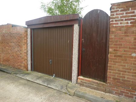 2 bedroom terraced house to rent - Photo 4