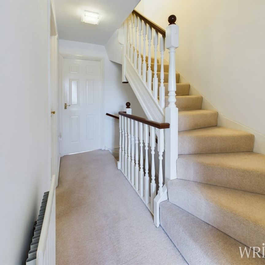 3 bedroom Town House - Epsom Close, Stevenage - Photo 1