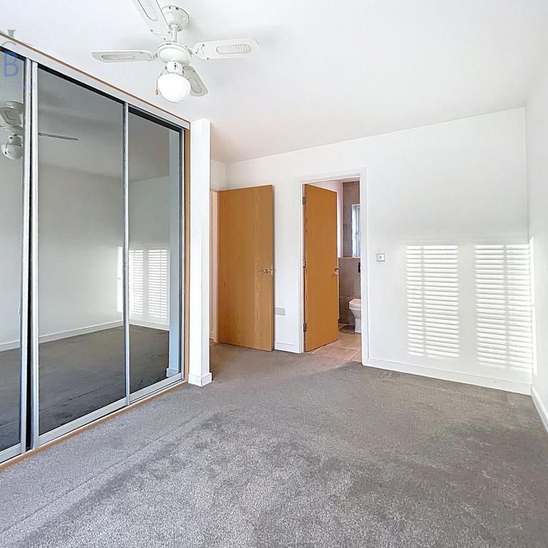 2 bedroom coach house to rent - Photo 1