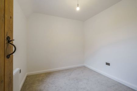 4 bedroom semi-detached house to rent - Photo 3