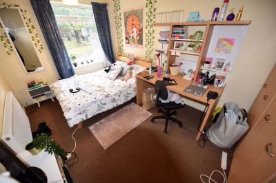 3 bedroom House in St Johns Close, Leeds - Photo 5