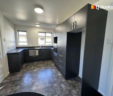 Tidy and spacious in Mosgiel! - Photo 2