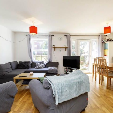 3 bedroom 1 bath close to Seven Sisters Road station with a garden - Photo 1