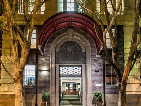 Newly Renovated, Centrally Located, Exclusive, Executive Style One Bedroom Oasis Boasting Panoramic City Skyline Views, Resort Style Facilities - Photo 2