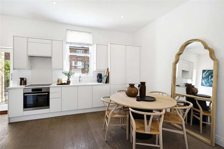 A smart two bedroom flat with private garden, on the raised ground floor of a double fronted Victorian house in Shepherd's Bush - Photo 5
