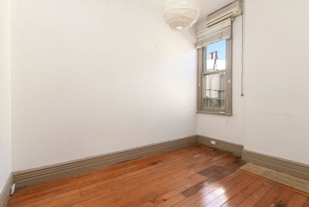 NEWLY RENOVATED APARTMENT IN MOSMAN VILLAGE - Photo 3
