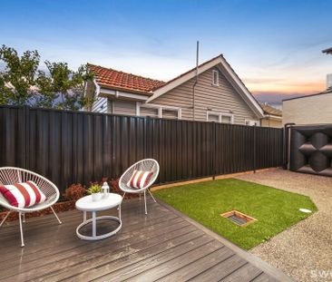 Architecturally designed three bedroom, two bathroom residence in p... - Photo 2